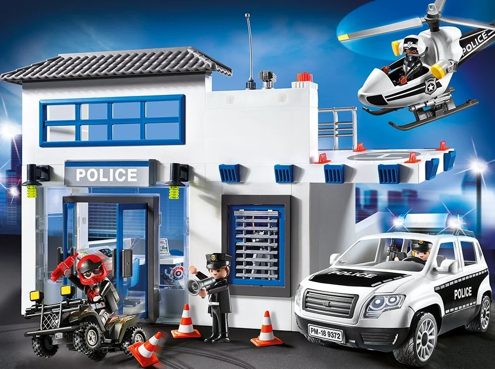 Playmobil de una comisaria de policia con un ladron huyendo