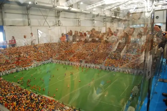 Foto de un campo de fútbol de Playmobil de la exposición de Barbastro